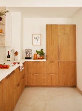 Inspiration : cuisine en bois clair, colonnes toute hauteur