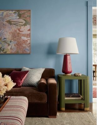Inspiration : murs bleu poudré, canapé brun et accents rétro