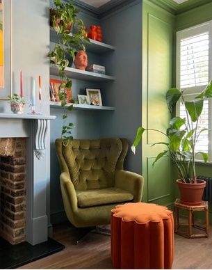 Inspiration : fauteuil vert olive, pouf orange et étagères